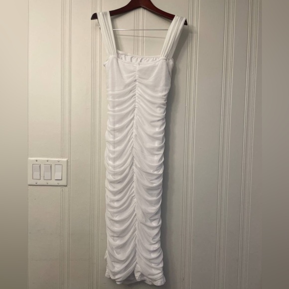 Elegant White Draped Dress - Picture 2 of 3